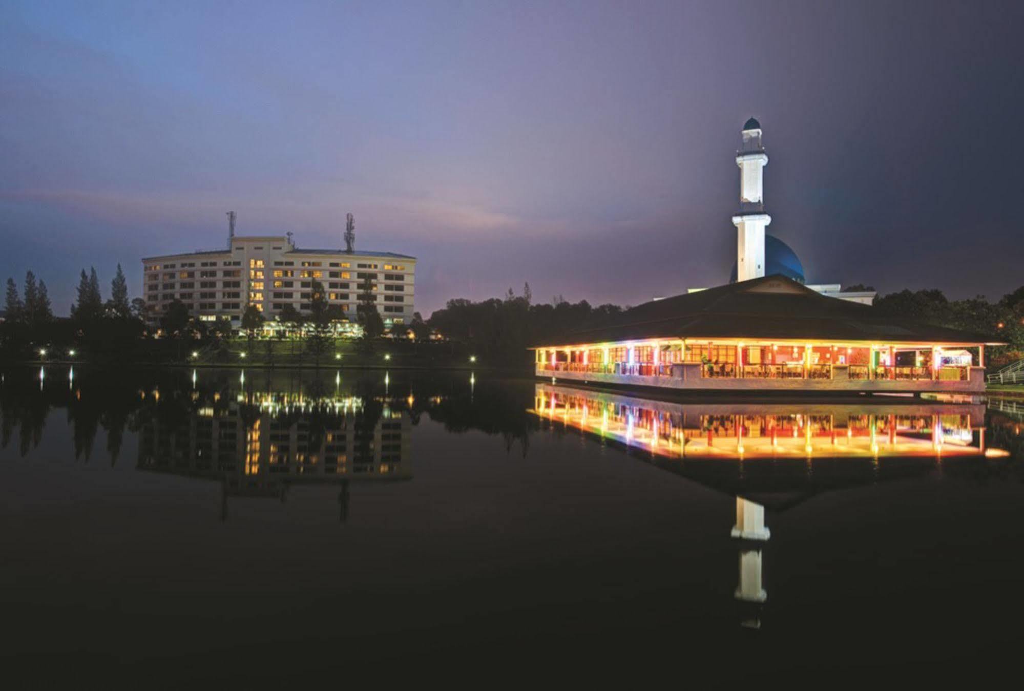 Rhr Hotel At Uniten Kajang Exterior photo