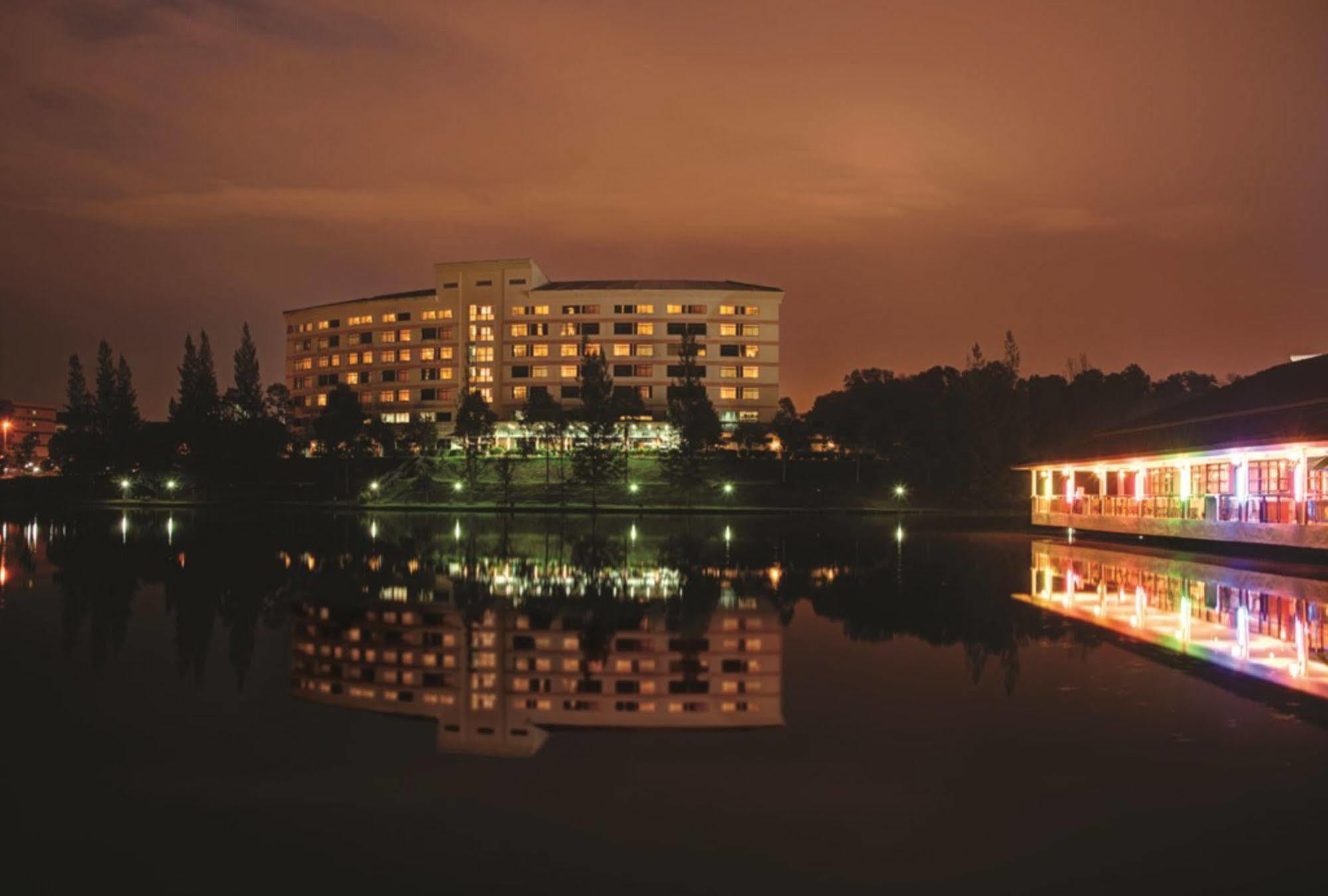 Rhr Hotel At Uniten Kajang Exterior photo